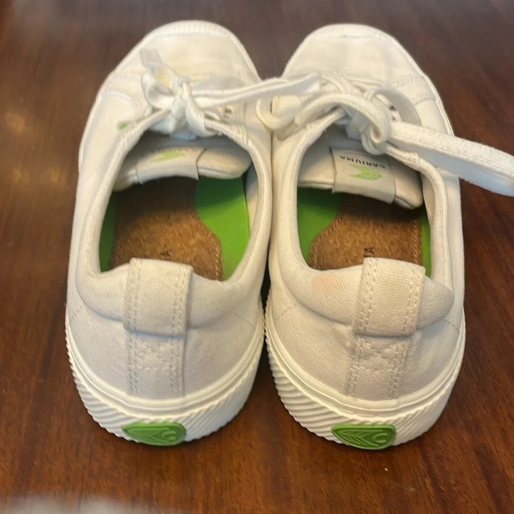 🍯Cariuma white canvas sneakers